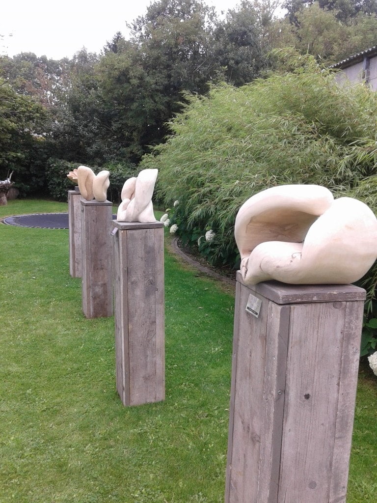 Houten beelden in de tuin